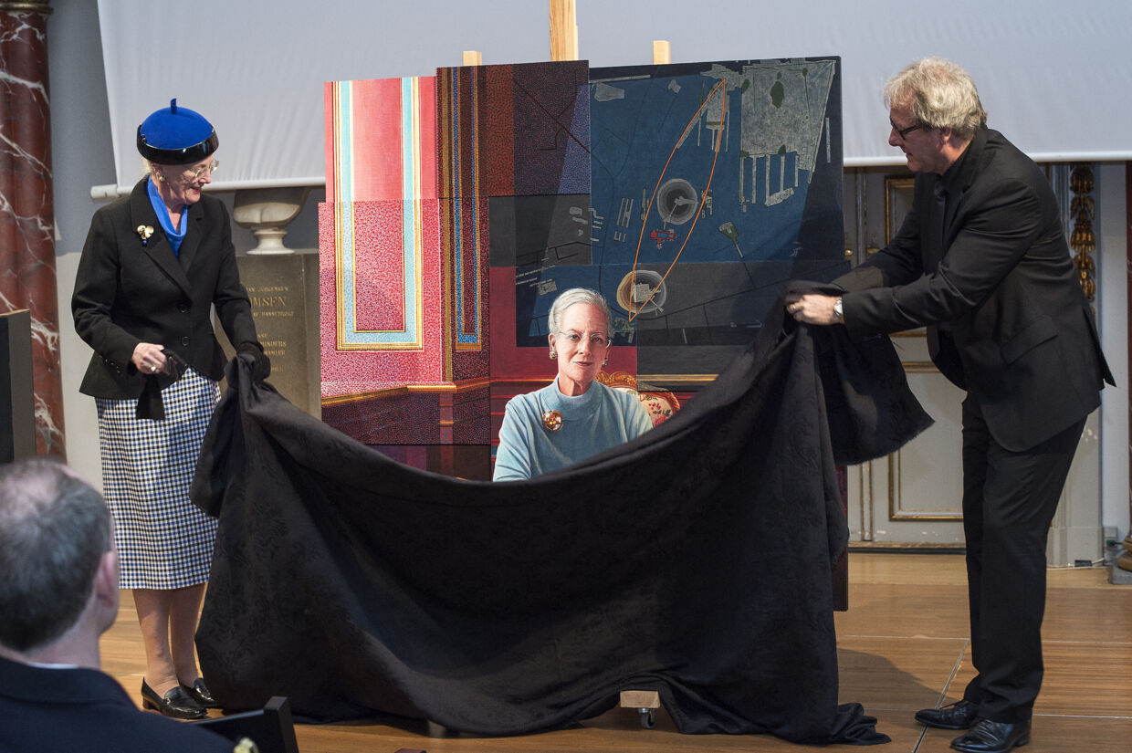 Nationalmuseet gav dronning Margrethe et portræt i fødselsdagsgave malet af kunstneren Lars Physant.