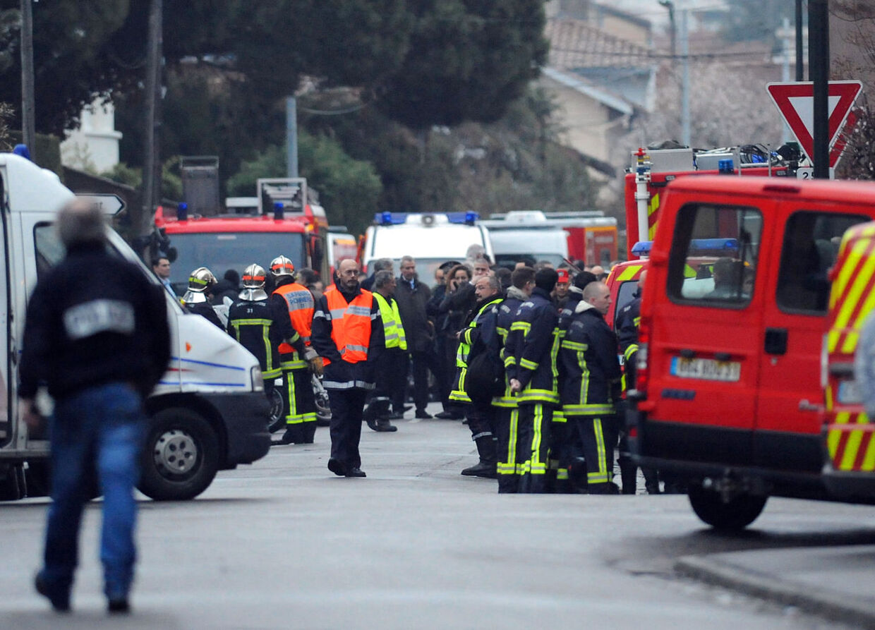 Det franske politi har afspærret et stort område omkring den mistænktes bopæl. Brandvæsen, politi og redningsarbejdere holder klar i nærheden.