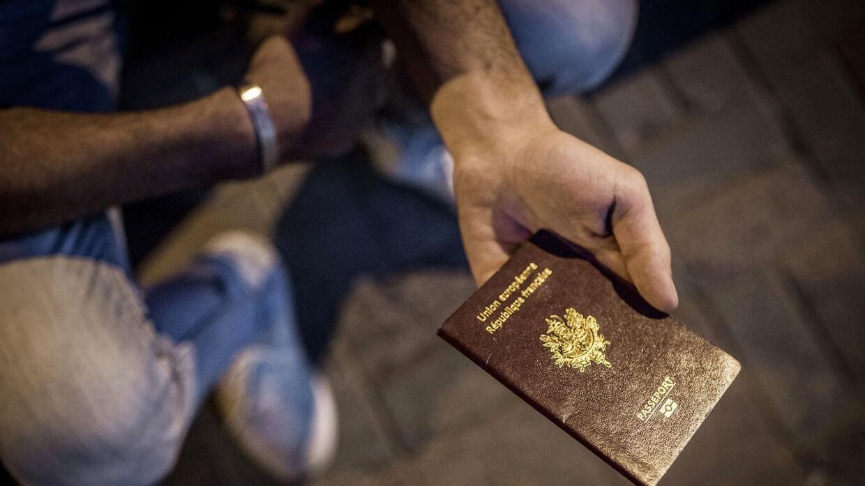 Flygtninge og migranter fra hele Mellemøsten køber falske syriske pas i Istanbul for at ankomme til EU som syriske flygtninge. Andre anskaffer sig europæiske pas og tager et fly. Her viser en smugler et falsk fransk pas.