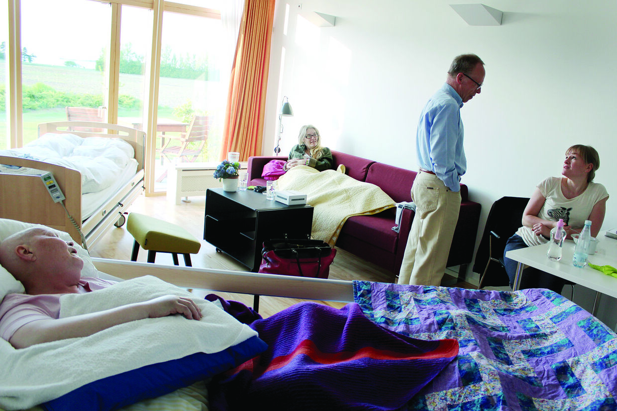 June og Steffen på deres værelse på Svanevig Hospice sammen med deres to døtre. Ann-­Yzette (til venstre) kører dagligt turen fra Rødby til Bandholm, mens Karina (til højre) bor på et af Svanevig Hospices to gæsteværelser.