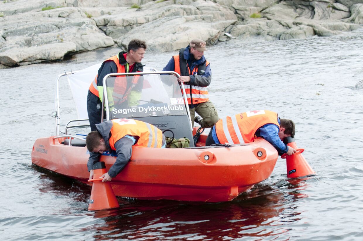Fire af seks unge mænd fra Århus savnes stadig, efter at deres båd onsdag kæntrede ud for Norges sydspids. De to andre reddede sig i land og er forenet med deres familier.