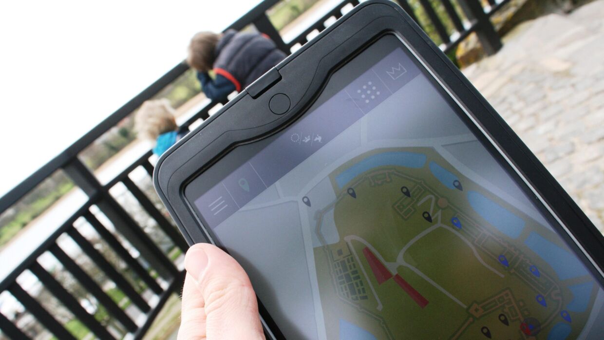 Via en GPS-funktion i iPaden bliver man ledt rundt på området og bliver – børnevenligt – informeret om borgcentrets historie.