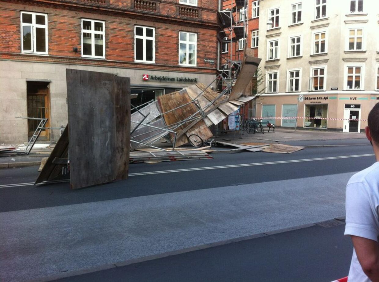 Et kæmpe stillads er styrtet ned i krydset mellem Møllegade og Nørrebrogade tirsdag aften.