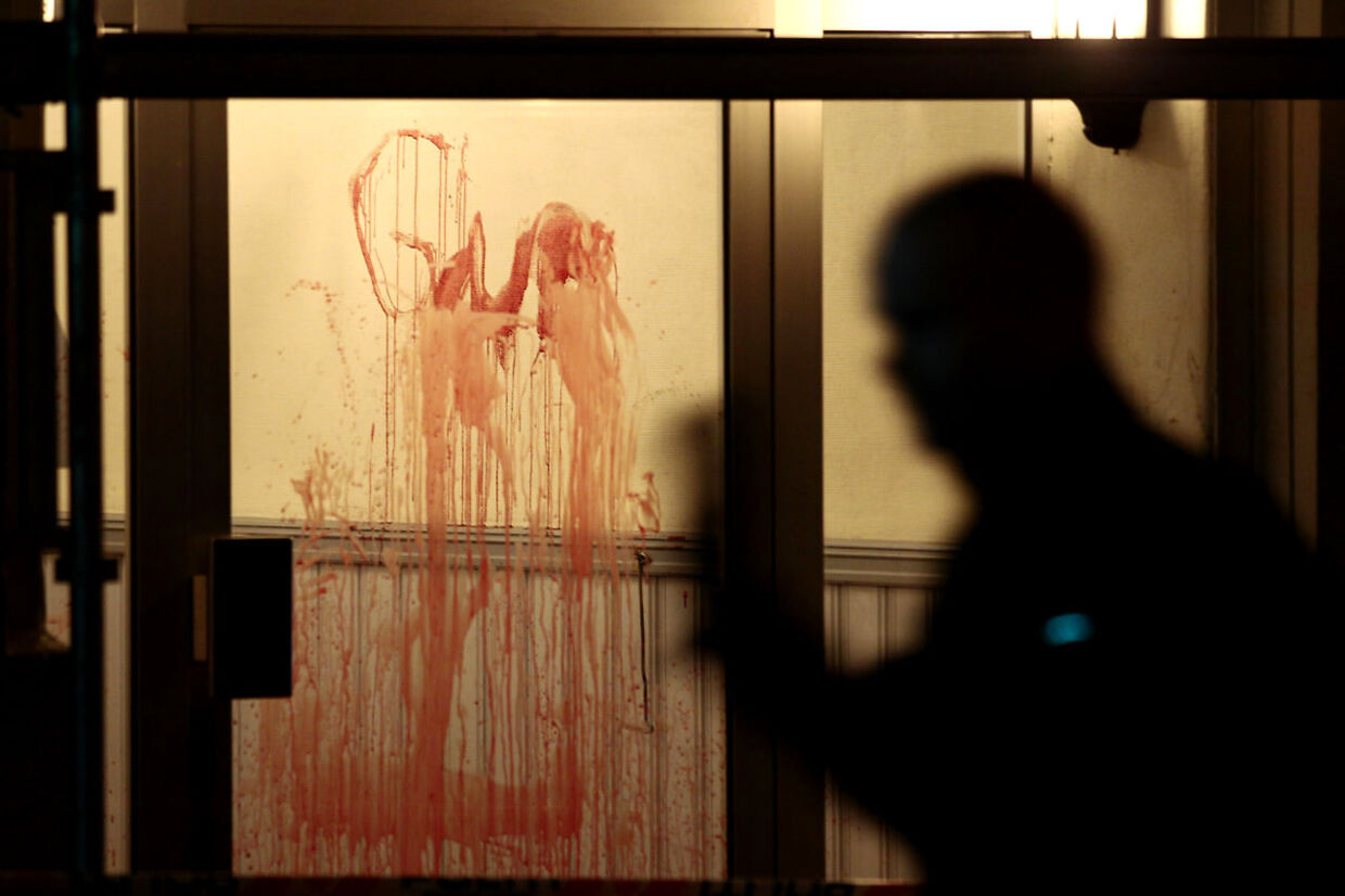 En millionærsøn er mistænkt for et uhyggeligt mord i Norge. Gerningsmanden skrev 'GUD' med blod på døren til opgangen, som det ses på billedet.