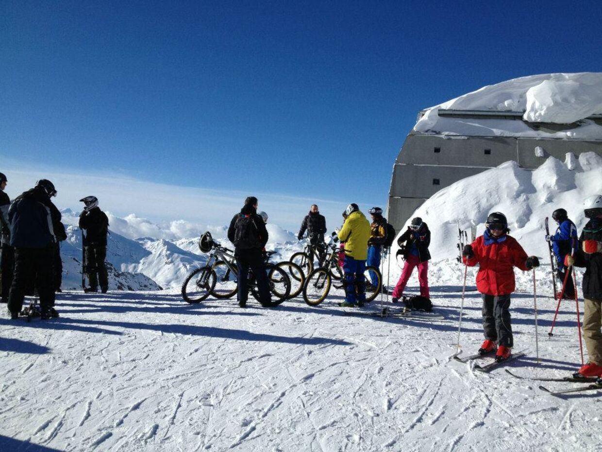 'Cyklister' gør klar til at tage turen ned af et snedækket bjerg.