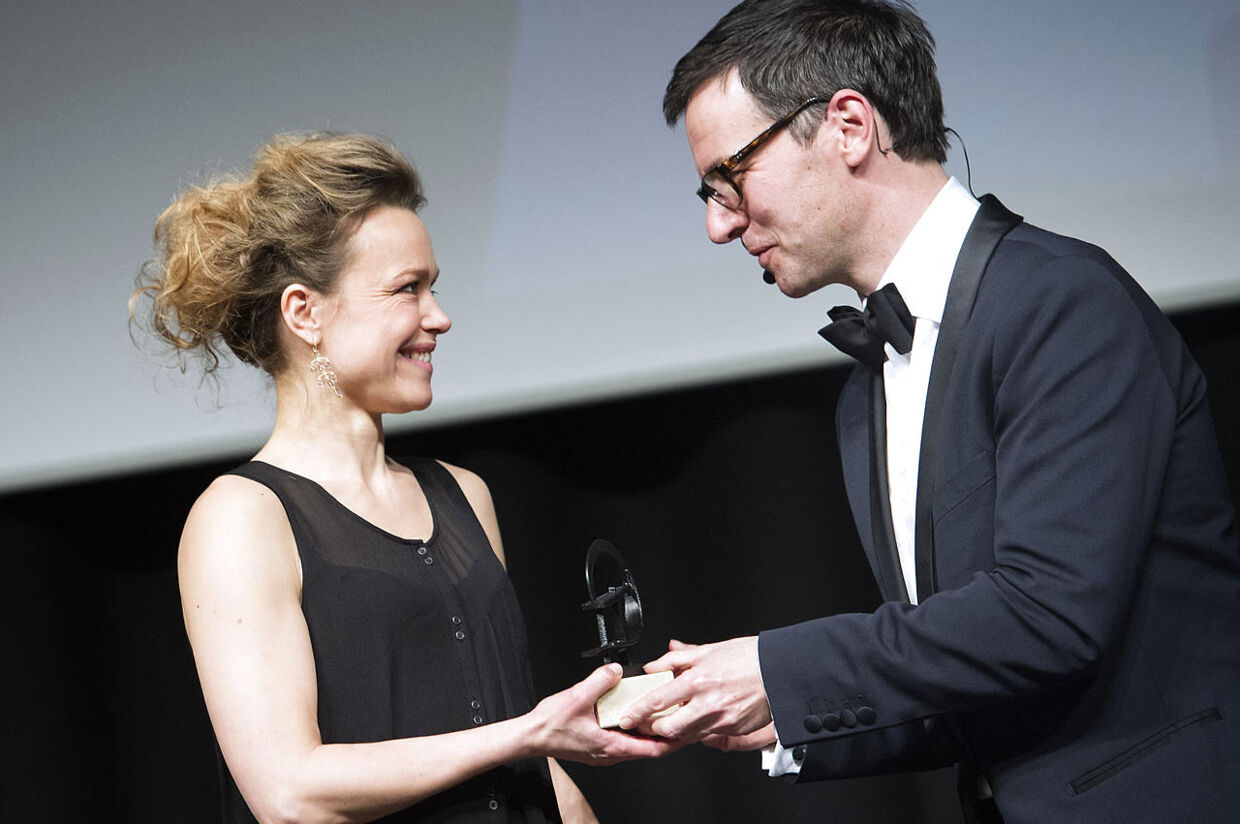 Helle Fagralid tog beskedent imod prisen for årets kvindelige hovedrolle for sin præstations i 'Sorg og glæde'.