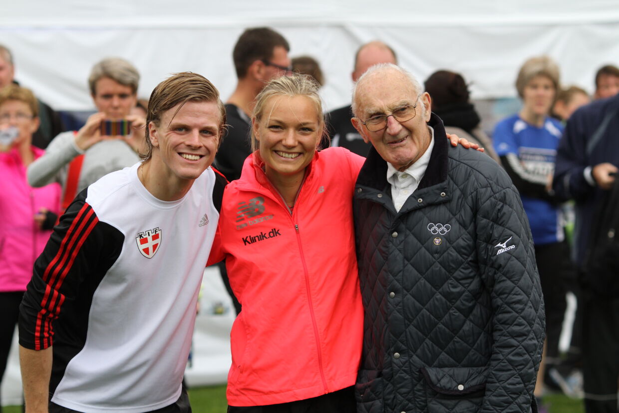 Rekordpigen Anna Holm Baumeister gratuleres af Nick Ekelund-Arenander, tv., og Niels Holst-Sørensen. 