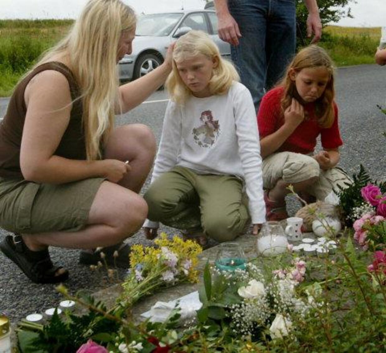 Alle i den lille by var lørdag præget af tragedien, og dagen igennem voksede mængden af blomster til minde om Sonja. Foto: Ernst van Norde