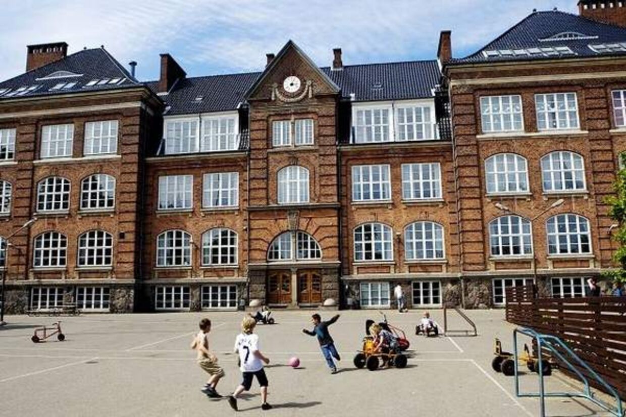 Det var her på Samsøgades Skole i Århus midtby, at den 16-årige pige stak en kniv i ryggen på en klassekammerat.
