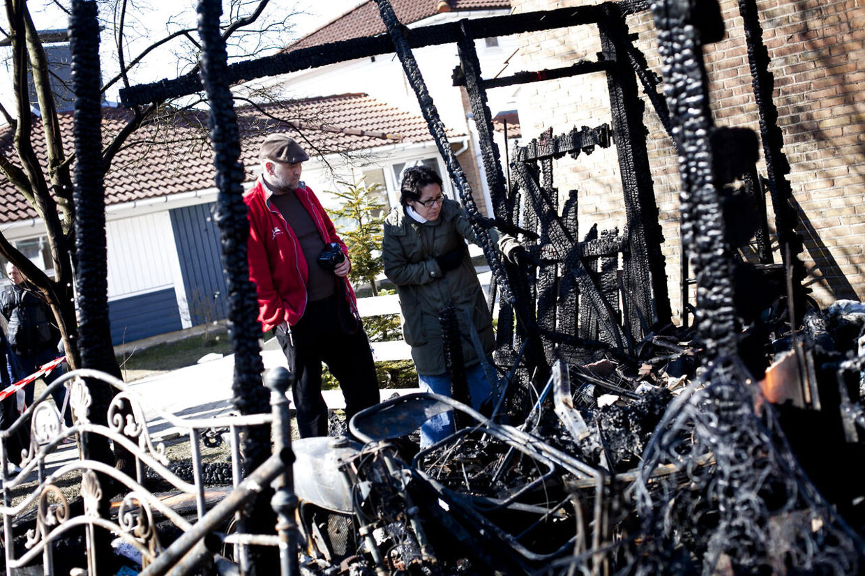 Rester efter brand i Troldnøddegården, Albertslund. Estrella Acosta og hendes kæreste&nbsp;har mistet deres ting.