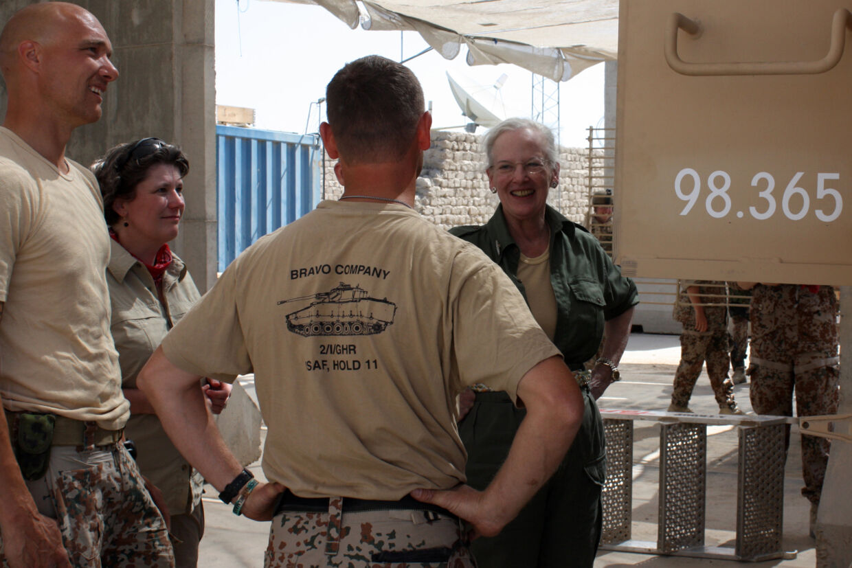 Det var en veloplagt dronning Margrethe, der besøgte de danske soldater i den afghanske Helmand-provins. Dronningen, der under opholdet fik et grundigt indblik i soldaternes dagligdag, tilbragte en nat i Camp Price. Forsvarsminister Gitte Lillelund Bech ledsagede Margrethe på turen.