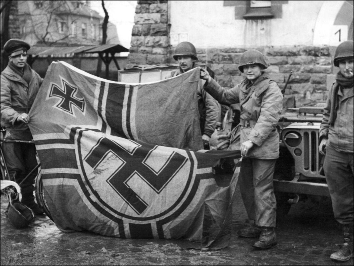 Поражение во второй мировой войне. Германия 1941-1945 Гитлер. 2 Мировая война флаг немцев. Немецкое Знамя второй мировой. Немецкие штандарты второй мировой.