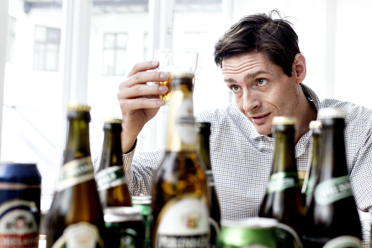 Eksperten Michael René sammenligner discount-øl med Carlsberg, Tuborg og Royal for at finde billige, gode alternativer til de dyre danske mærkeøl.