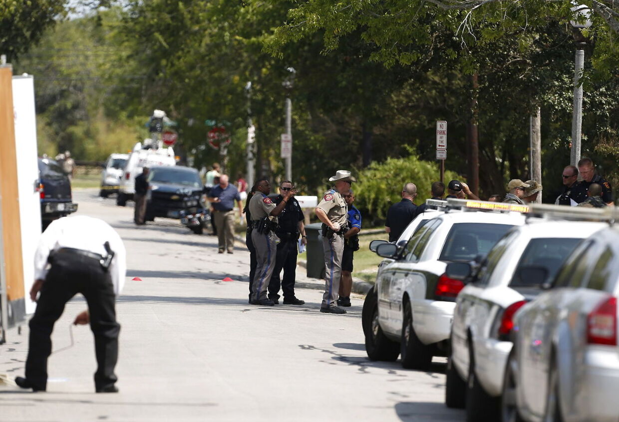 Politifolk på gerningsstedet i byen College Station, Texas, USA.