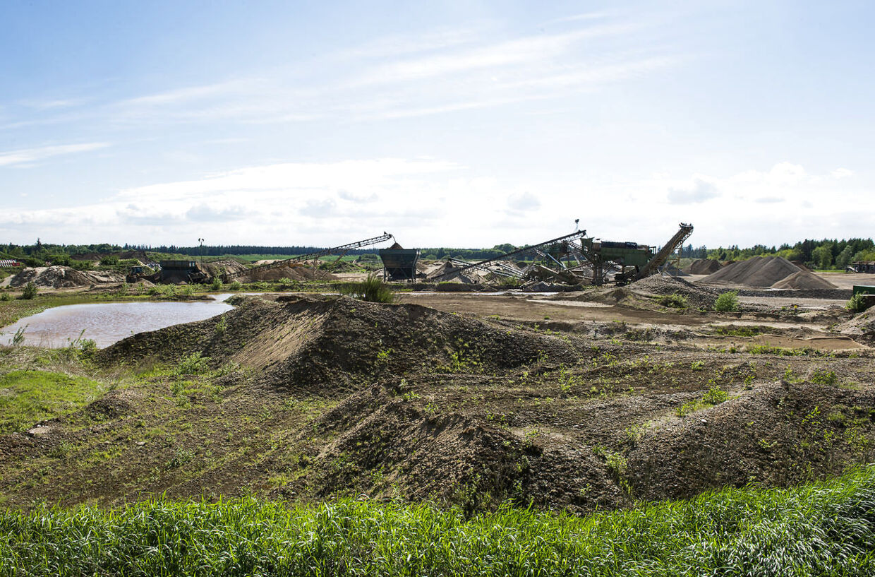 I grusgraven ved Vandel har forurenede skræver været ulovligt opbevaret, afslører BT søndag. Fra grusgraven udvaskes affaldsstoffer direkte i kunstige søer, da stedet ikke er godkendt til håndtering af miljøfarligt materiale.