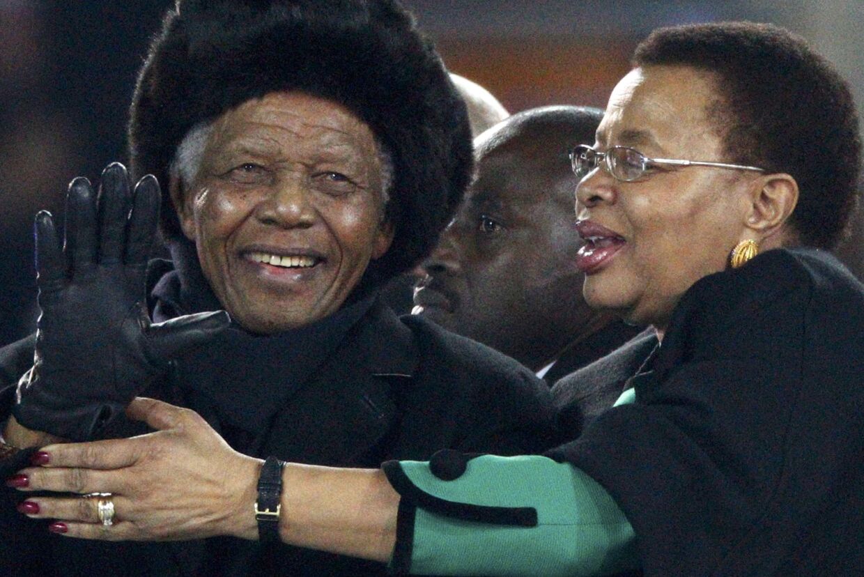 Den tidligere sydafrikanske præsident Nelson Mandela er ankommet til VM-afslutningsceremoni på Soccer City stadion i Johannesburg. Ved sin side har 91-årige Mandela sin kone Graca Machel.