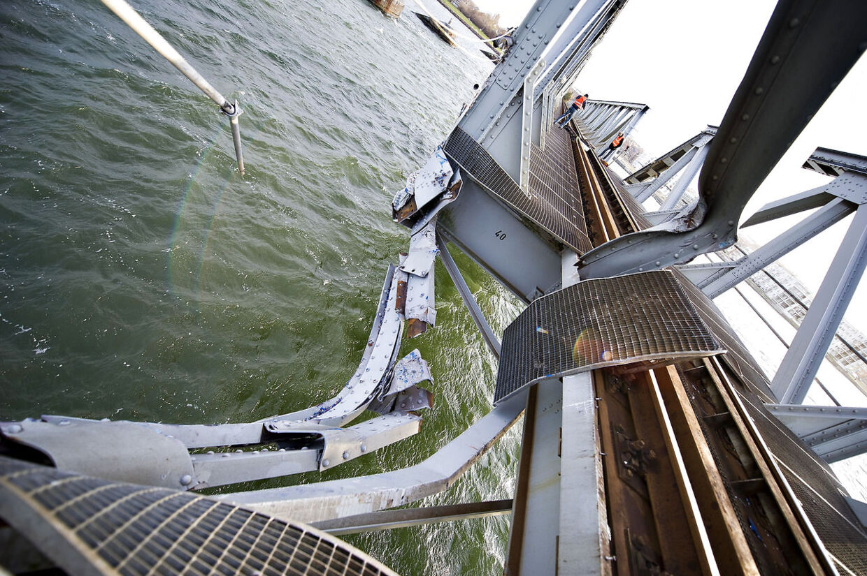 Jernbanebroen i Aalborg blev onsdag aften påsejlet, og broen blev voldsomt beskadiget efter uheldet.&nbsp;
