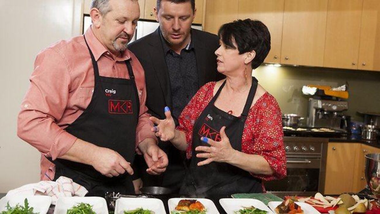 Ideen til TV2s nye madprogram er hentet i Australien, hvor 'My Kitchen Rules' er et kæmpehit. Finalen blev set af over fire millioner seere. Her er det to af de australske deltagere, der er igang med forretten.&nbsp;
