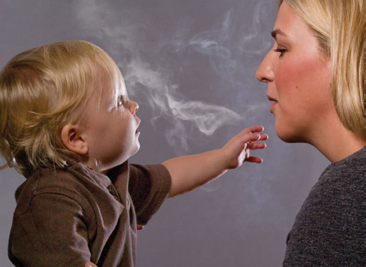 Børn i ikkeryger-lejligheder får naboernes cigaretrøg i blodet. Billedet her overvejer de amerikanske sundhedsmyndigheder at bruge i en ny kampagne.