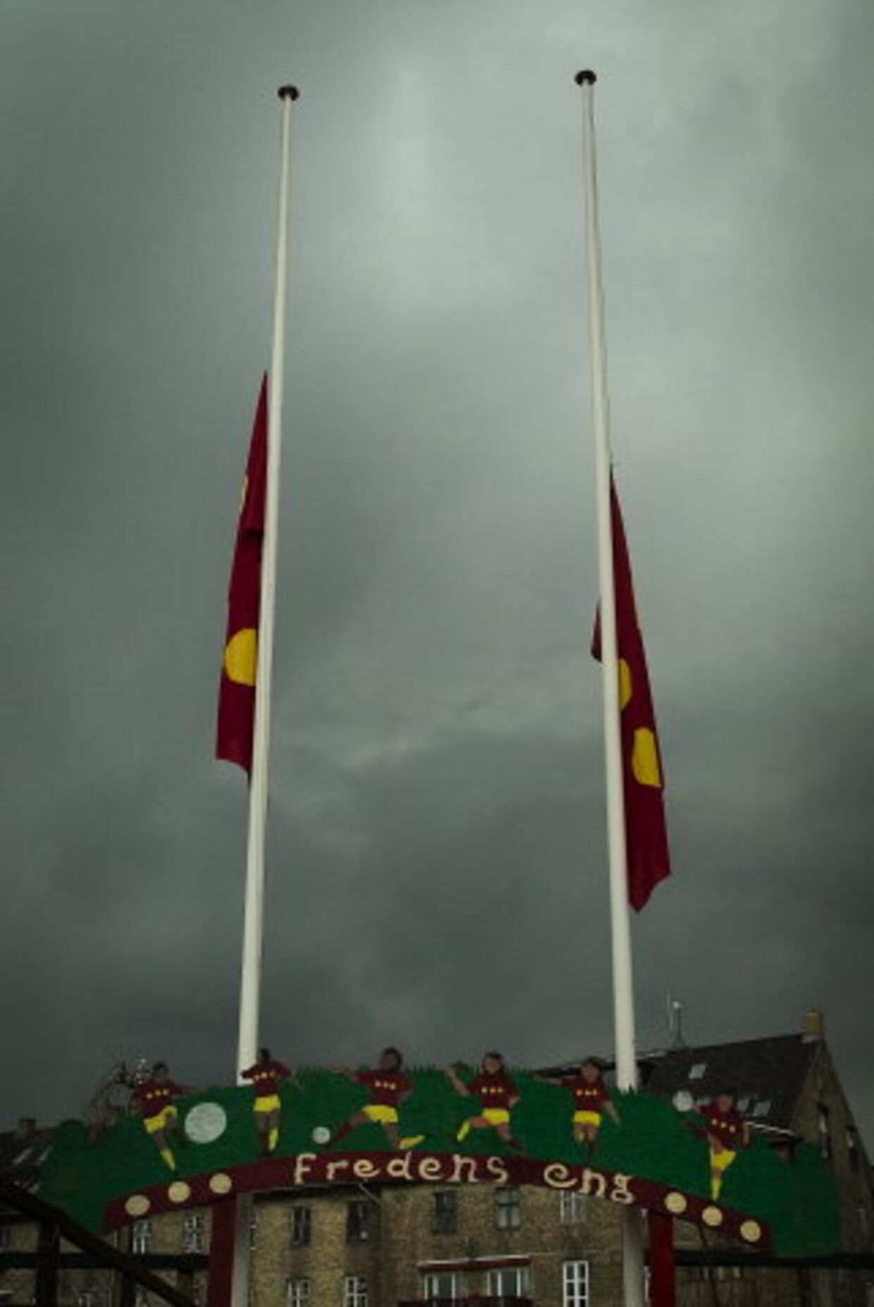 Flagene gik på halv i Christiania dagen efter skuddrabet. Foto: Peter Clausen