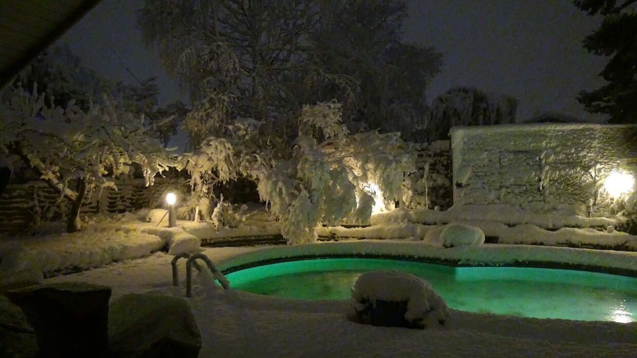 Her ses en snedækket pool i Ølstykke lørdag aften klokken 23