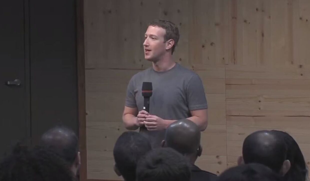Mark Zuckerberg ved den offentlige "spørgsmål og svar"-seance i Facebooks hovedkvarter. Her fortalte han blandt andet, at Facebook formentlig ikke vil lave en "dislike-knap".