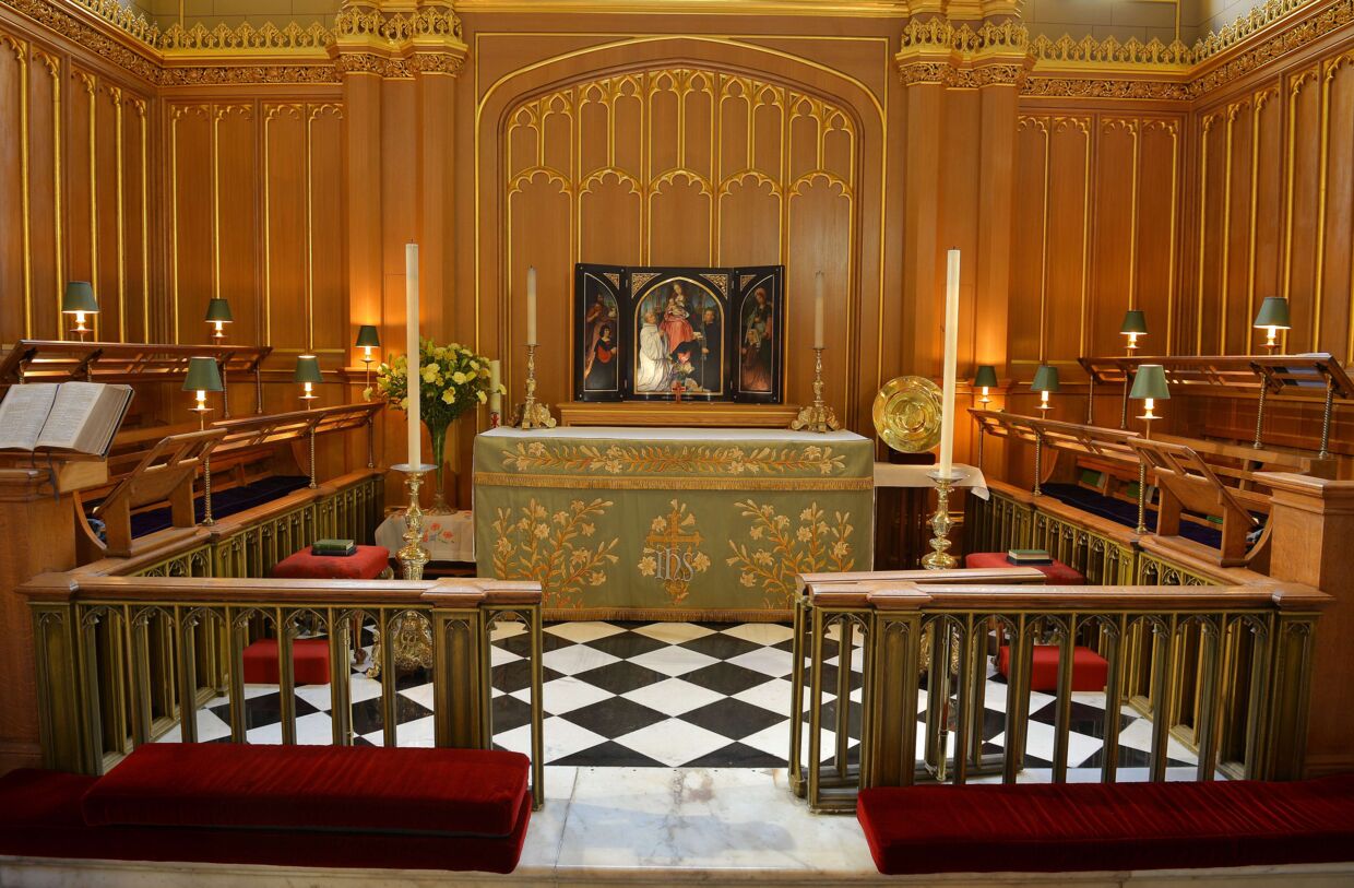 Den lille prins skal døbes i Chapel Royal i St James' Palace i det centrale London. Her lå prinsesse Dianas lig i en uge før begravelsen.