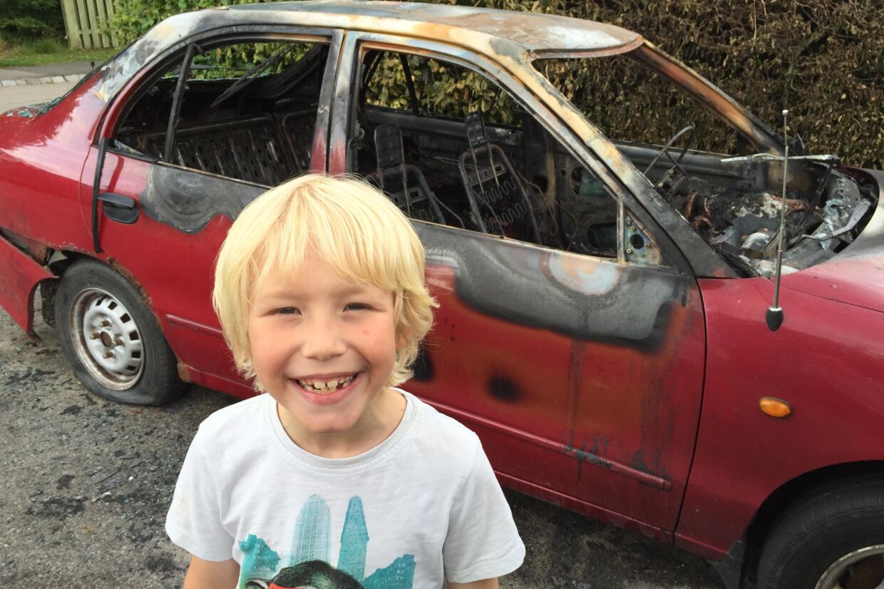 Noah på 7 år blev dagens helt søndag, da han opdagede bilen i baggrunden, der stod i flammer få meter fra et træbeklædt hus.