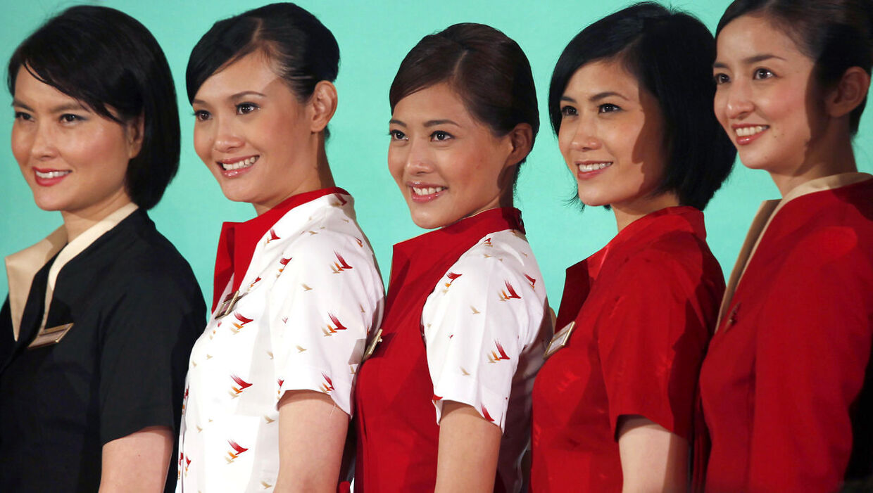 Stewardesser fra Cathay Pacific Airways viser deres nye uniformer frem på et pressemøde i Hong Kong den 22. juni i år.