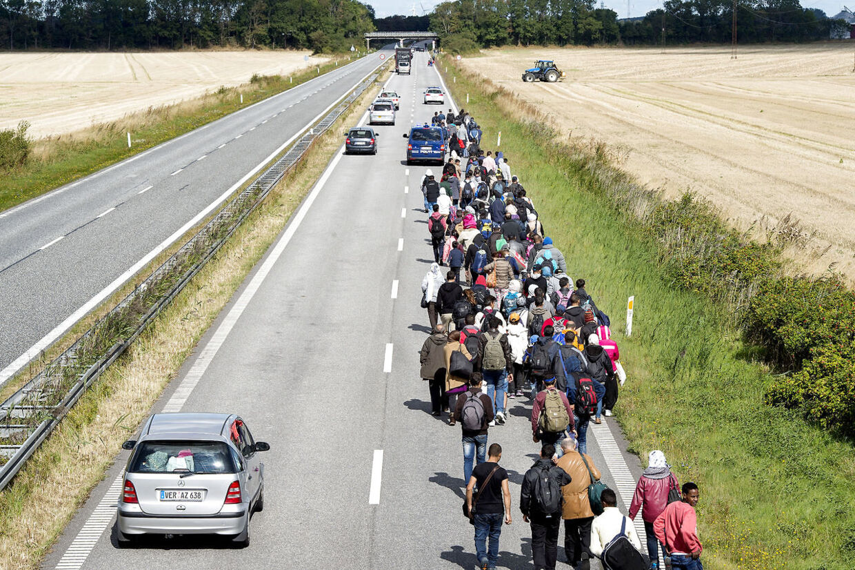 Mandag bevægede knap 200 flygtninge sig ud på Sydmotorvejen ved Rødby og begyndte den lange vandring mod Sverige.