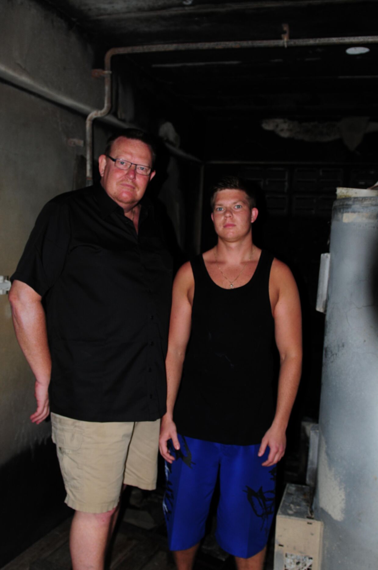 Kent Hedemann Kristensen (til venstre) og hans søn 22-årige søn Kasper måtte sammen med deres familie nytårsmorgen flygte fra deres hotel i Thailand på grund af en gaseksplosion.