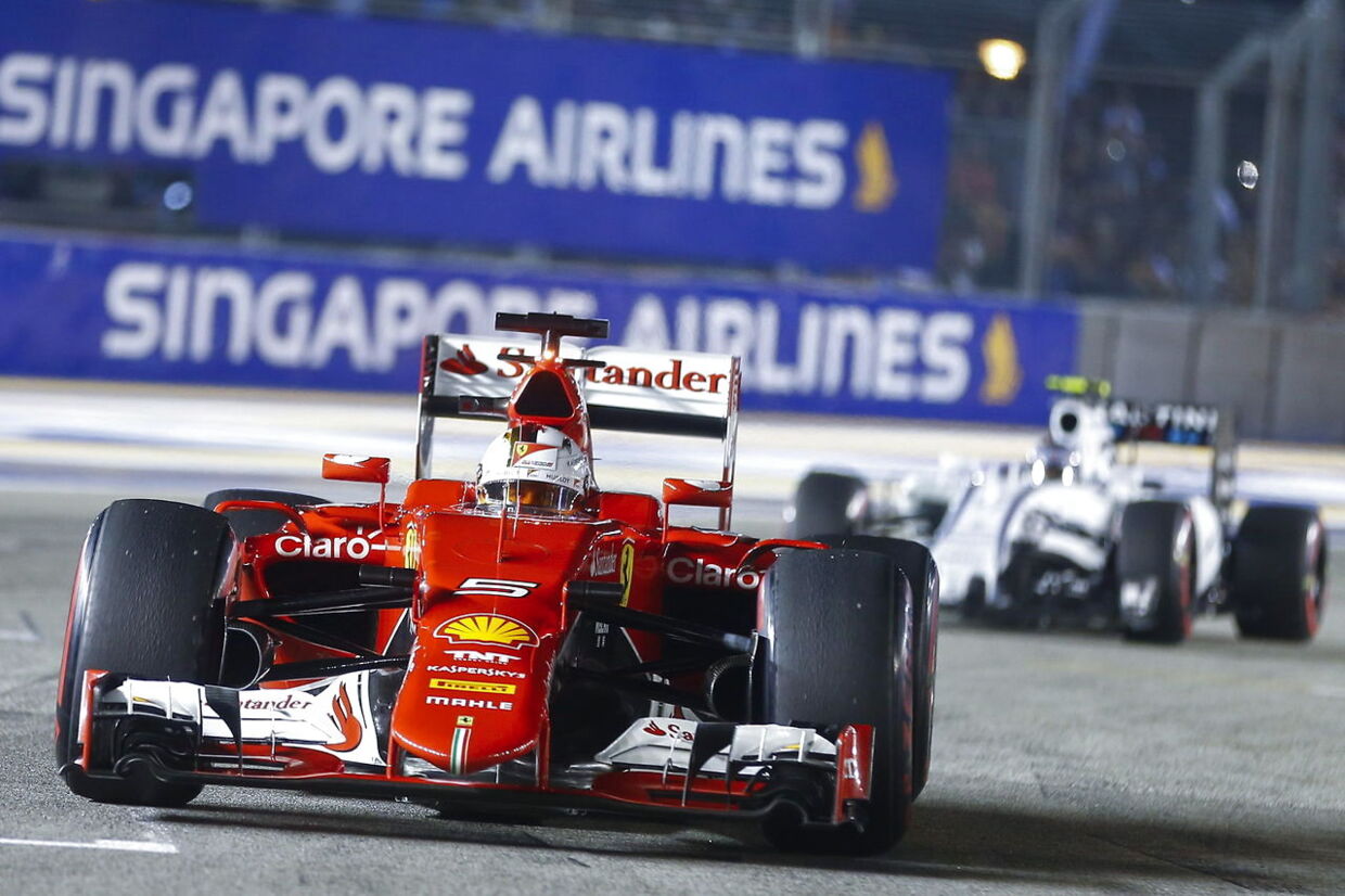 Sebastian Vettel (forrest) var den første kører, der så den britiske baneløber på kørebanen under Singapores Formel 1 Grand Prix i søndags.