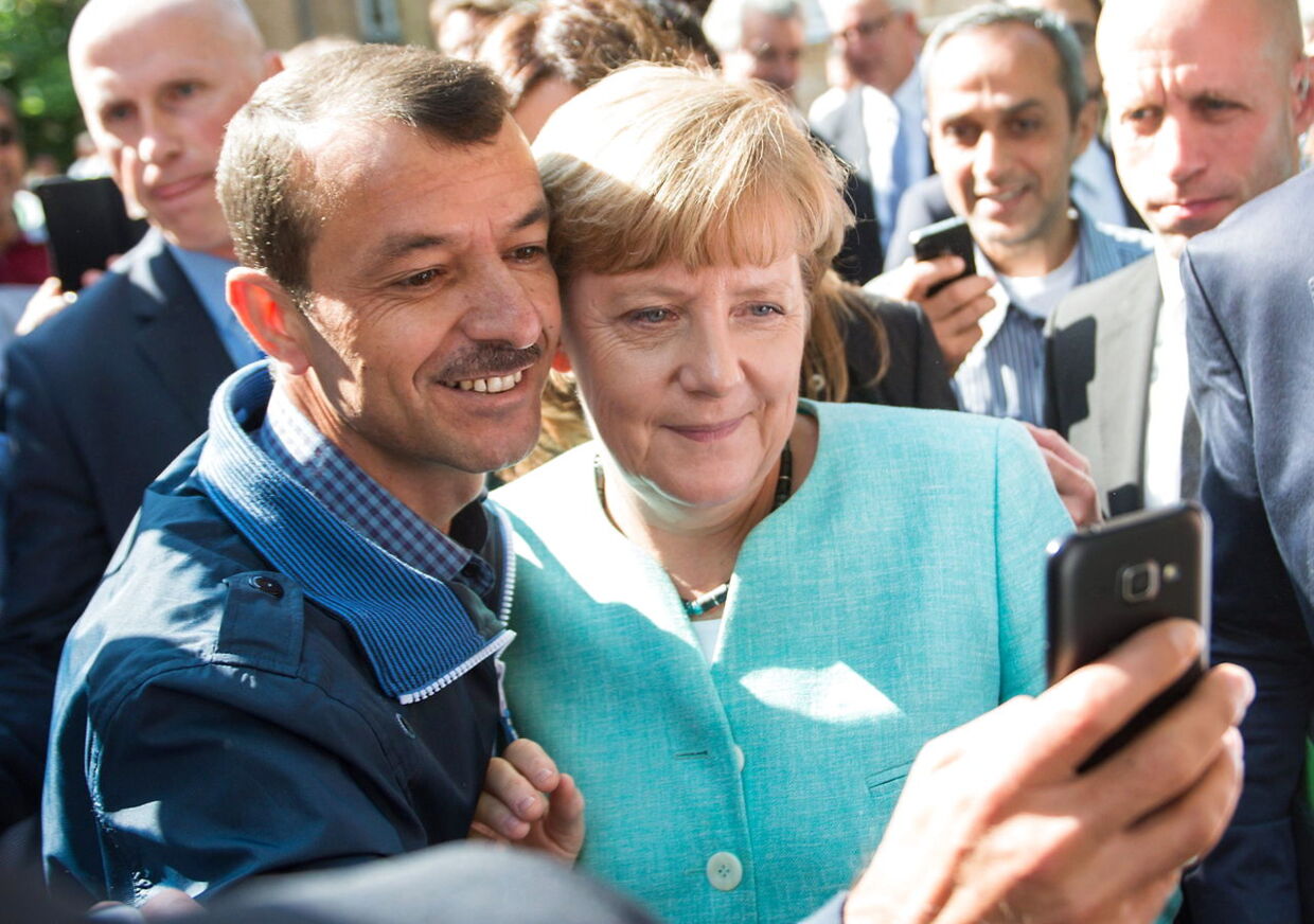 Angela Merkel besøgte torsdag et modtagecenter for flygtninge i Berlin, og fik taget en selfie.