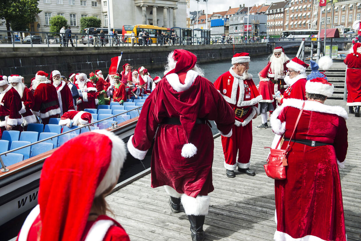 Sådan ser det ud, når over 100 julemænd, nisser og nissepiger skal med kanalrundfart i København. 