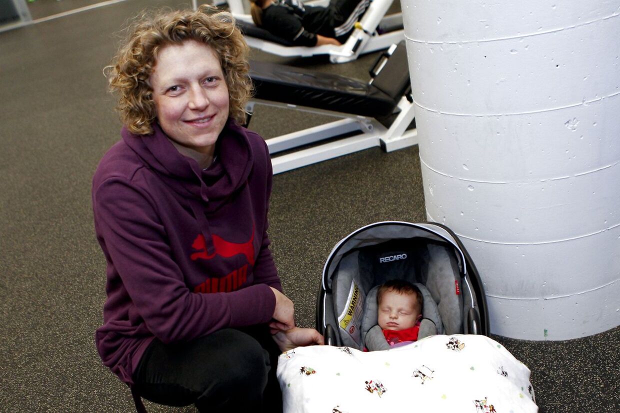 »Jeg håber , at jeg kan være i gang med begge job i nogle måneder endnu,« siger Katrine Fruelund, der er gravid, og skal afløses både som byrådsmedlem og som assistenttræner i Randers HK. Her ses hun i selskab med sin førstefødte.