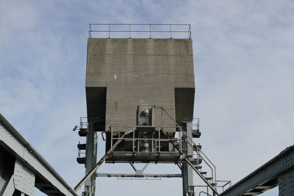 Her ses den 380 tons tunge betonklods, som truer med at smadre broen Foto:&nbsp;Rasmus Skaftved&nbsp; &nbsp;