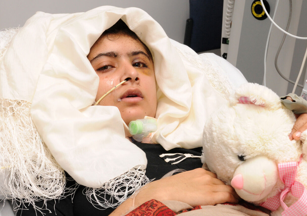 Malala Yousufzai i sin sygeseng på Queen Elizabeth Hospitalet i Birmingham, hvor hun nu modtager behandling.