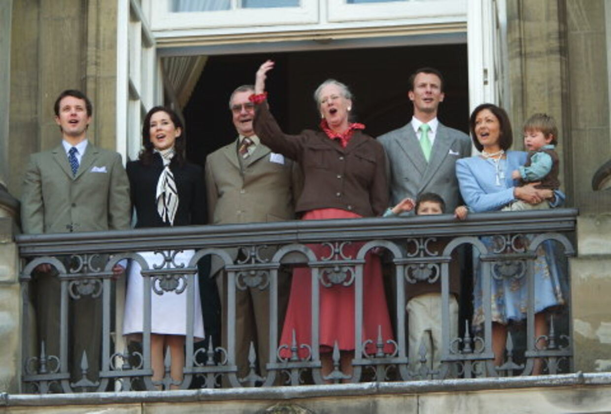 Da alt var fryd og gammen. Hele den kongelige familie var samlet på balkonen på Christian IX's palæ i anledning af Dronningens 64 års fødselsdag. Foto: Keld Navntoft