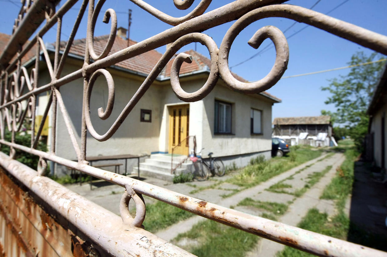 Ratko Mladic&nbsp;gemte sig i&nbsp;den serbiske by&nbsp;Lazarevo omkring 100 km&nbsp;fra hovedstaden&nbsp;Beograd. Han boede i dette hus, hvor persiennerne&nbsp;var nedrullede både dag og nat.