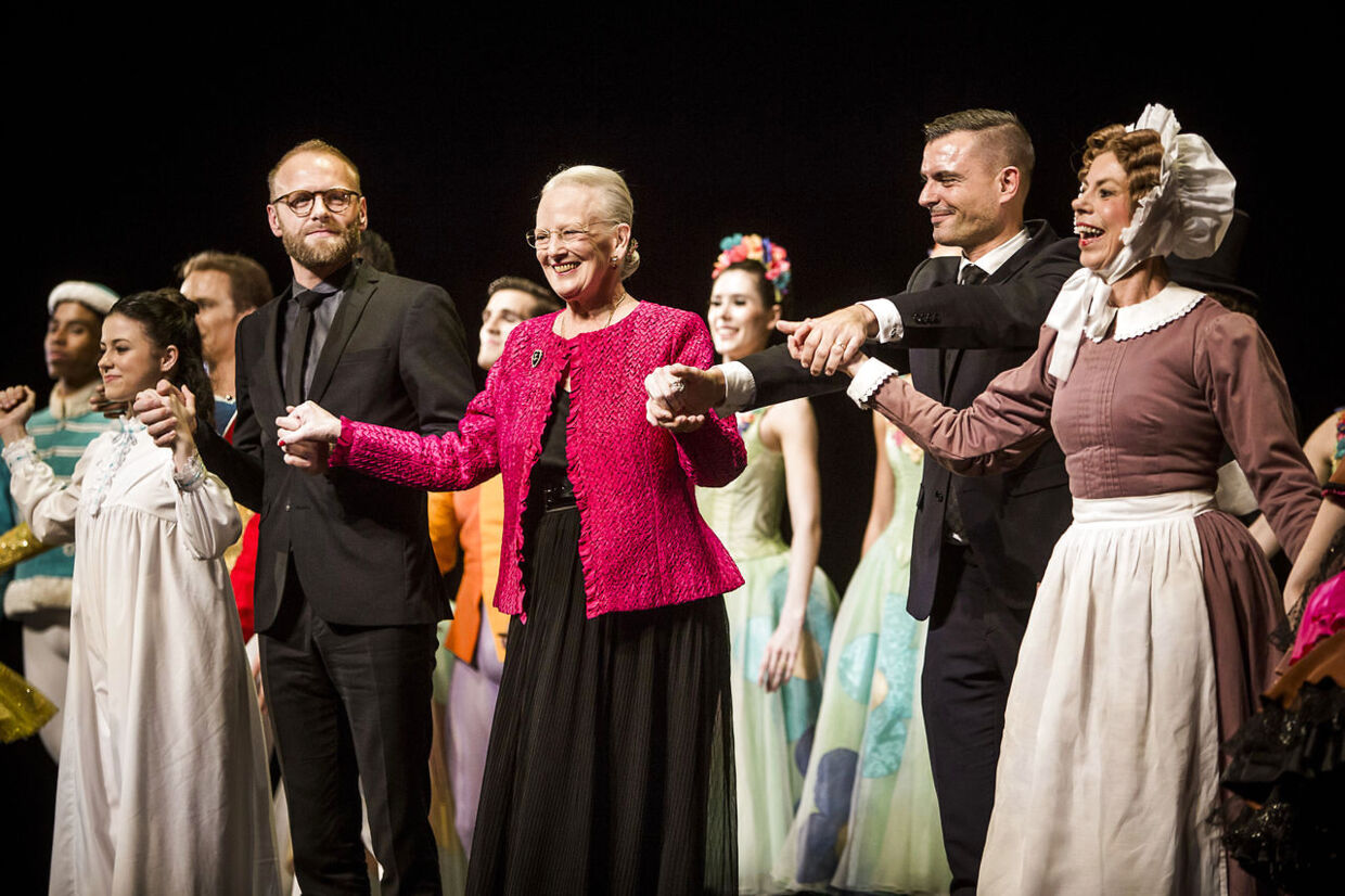 Dronningen modtog publikums hyldest efter premieren på Nøddeknækkeren i Tivolis koncertsal sammen med resten af holdet bag balletten.
