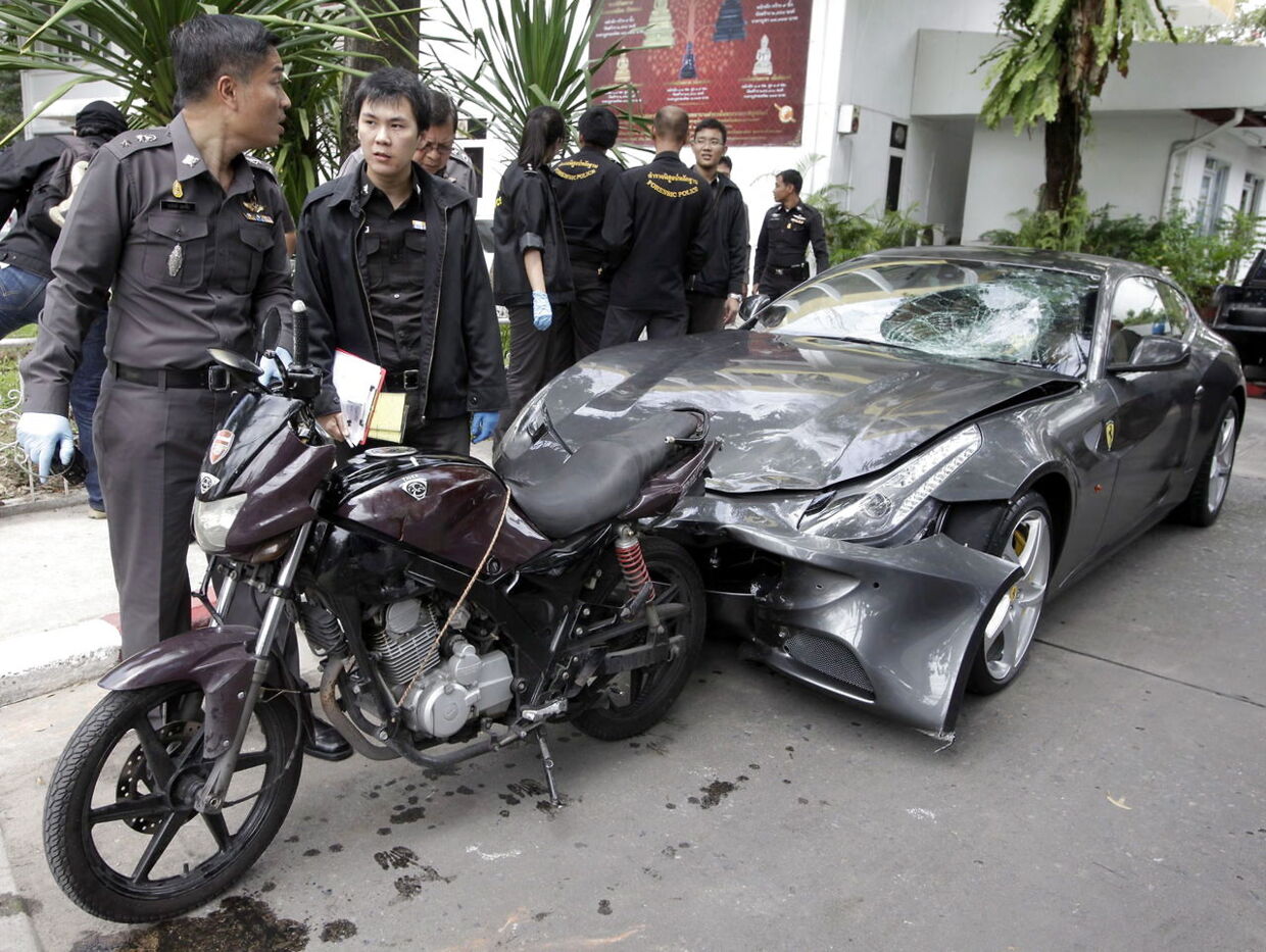  Thailandske betjente undersøger en Ferrari ejet af Red Bull-arvingen Vorayuth Yoovidhya. Vorayuther ikke selv med i billedet, men fra 3. september 2012, men blev senere anholdt og sigtet for at slå en thailandsk betjent ihjel med sin bil ved at køre op i betjentens motorcykel, så betjenten endte med at blive trukket 200 meter under bilen. Vorayuth Yoovidhya flygtede angiveligt fra stedet og efterlod ofret død på vejen. 
