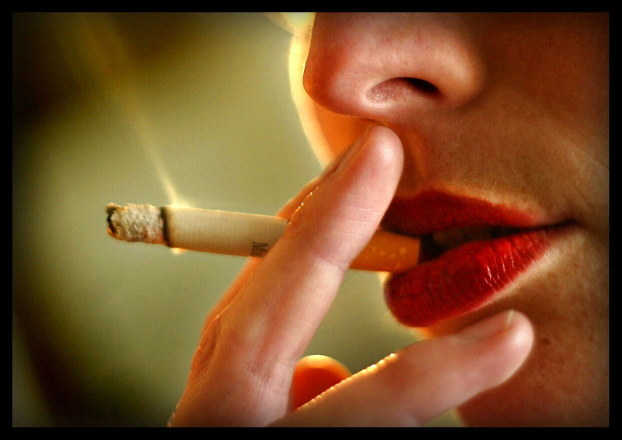 En kvindelig ryger forkorter i gennemsnit sit liv med 10,4 år i forhold til en, der aldrig har røget. Og alene 3-5 cigaretter om dagen fordobler en kvindes risiko for at få en blodprop i hjertet.