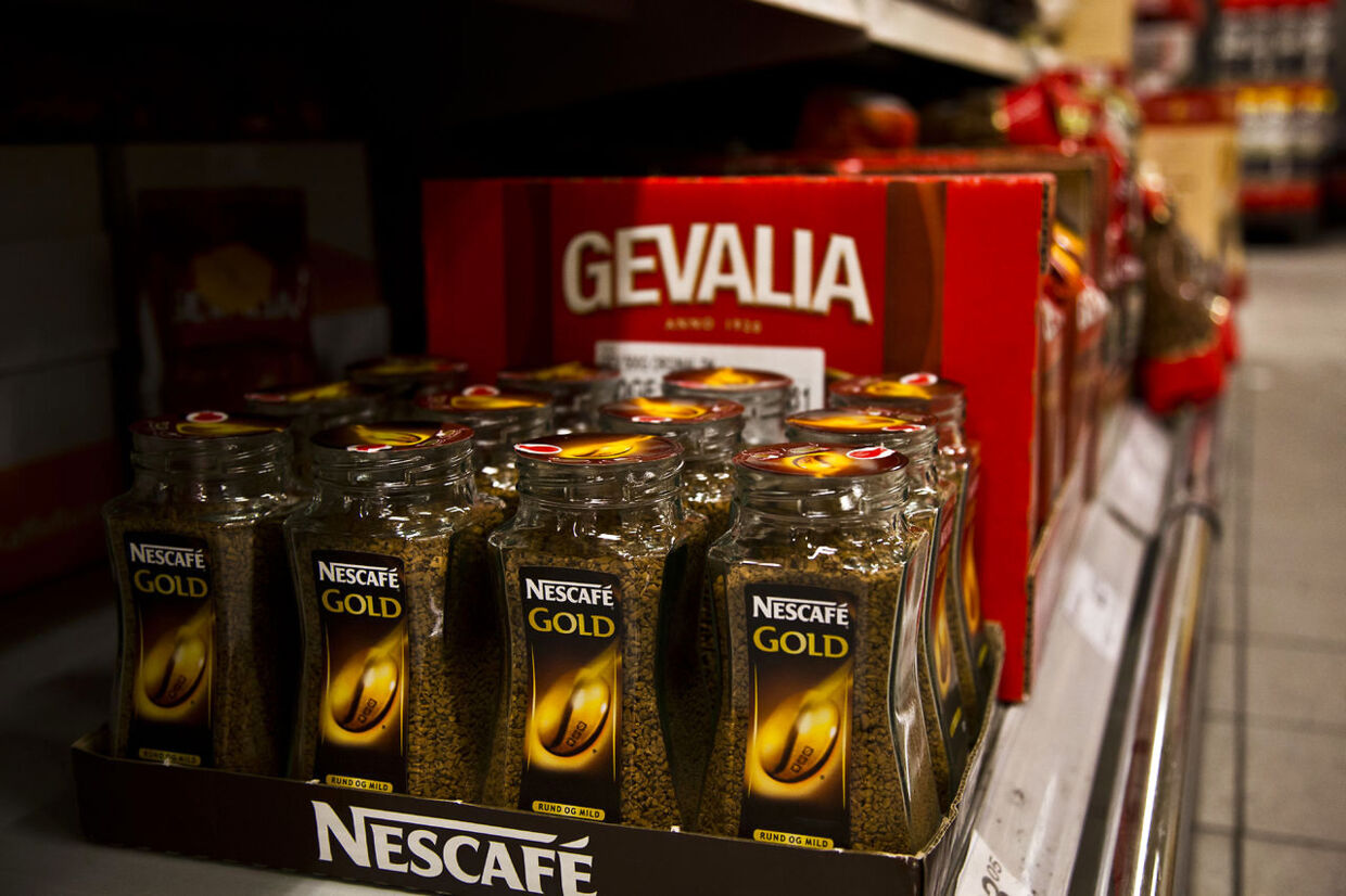 "Låg udleveres i kassen". Sådan lyder beskeden nu i flere Netto-butikker til kunder, der gerne vil købe Nescafé. Det er Nettos nyeste forsøg mod kaffe-tyveri.