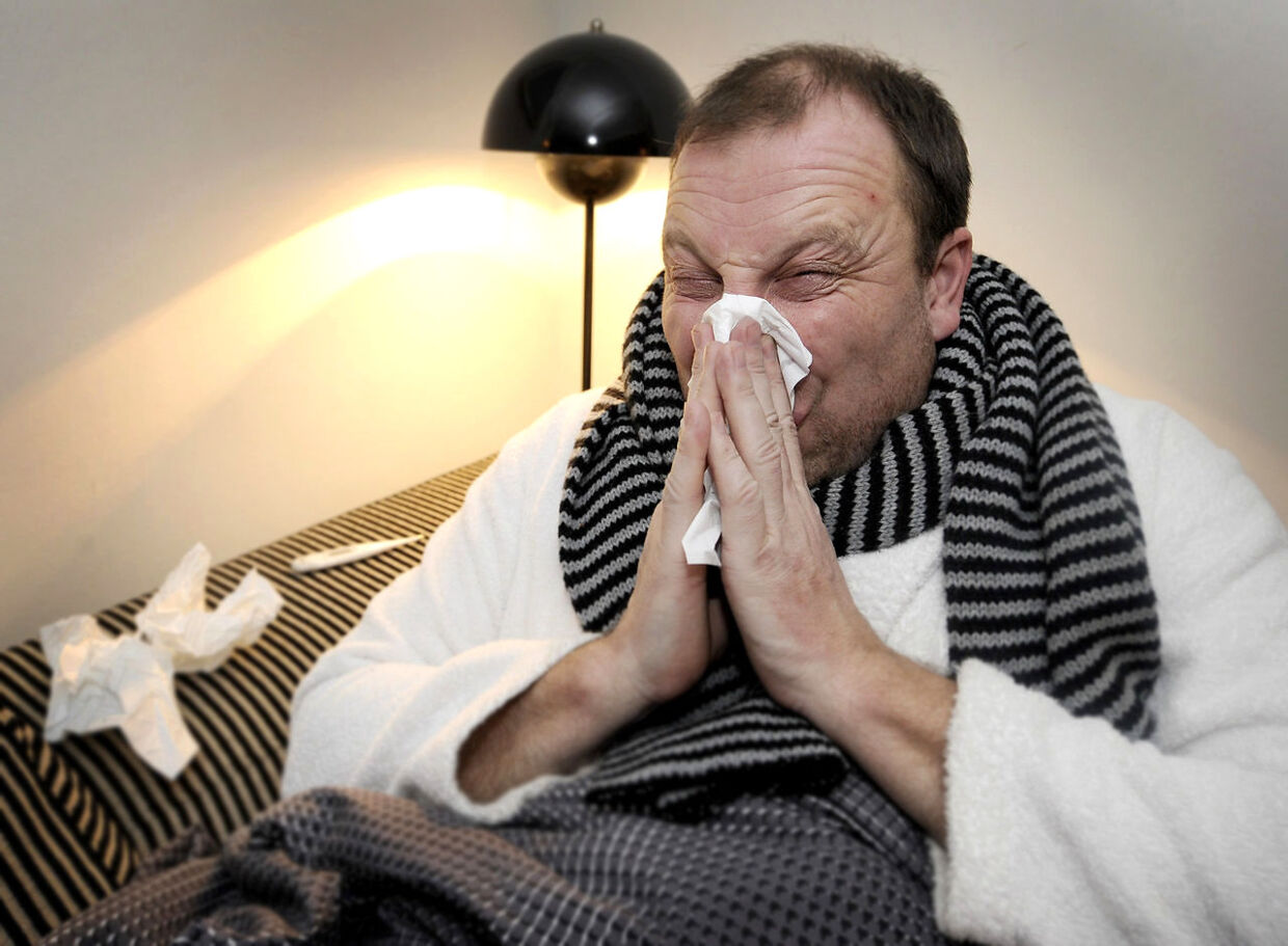 Om få uger ender mange af os som manden her: Hjemme i sengen med halsklud og lommetørklæde. Årets influenza-epidemi er på vej!