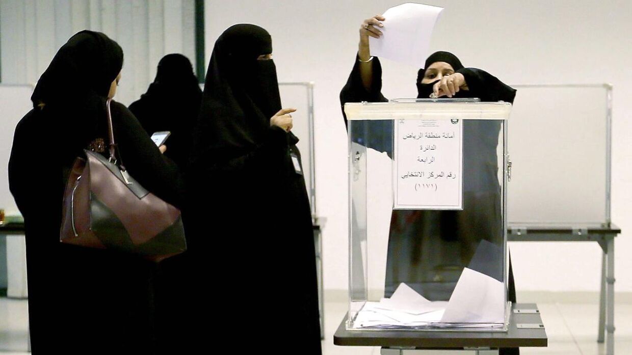 Kvinder fra Saudi-Arabien havde lørdag chancen for at stemme til valget for første gang.