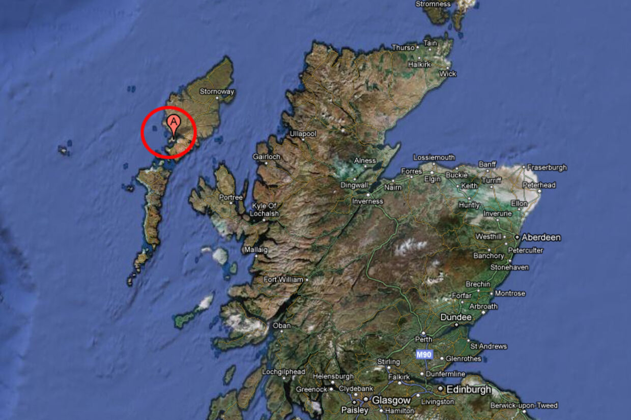 Øen Taransay ligger i en bugt mellem andre øer i de indre Hebrider, vest for Skotland. Nede i artiklen kan du finde et interaktivt google-kor, så du kan zoome ind på den øde ø.