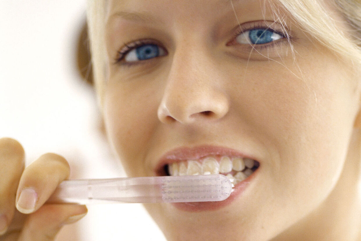 Рецепт отбеливания зубов. Отбеливание зубов. Отбеливание зубов перекисью. Отбеливание зубов девушка. Девушка чистит зубы.