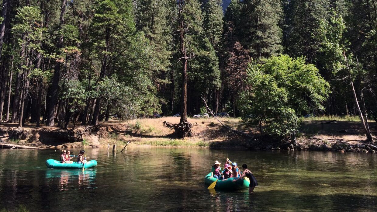 Man kan leje gummibåde og sejle ned ad Merced-floden, der løber gennem Yosemite National Park.