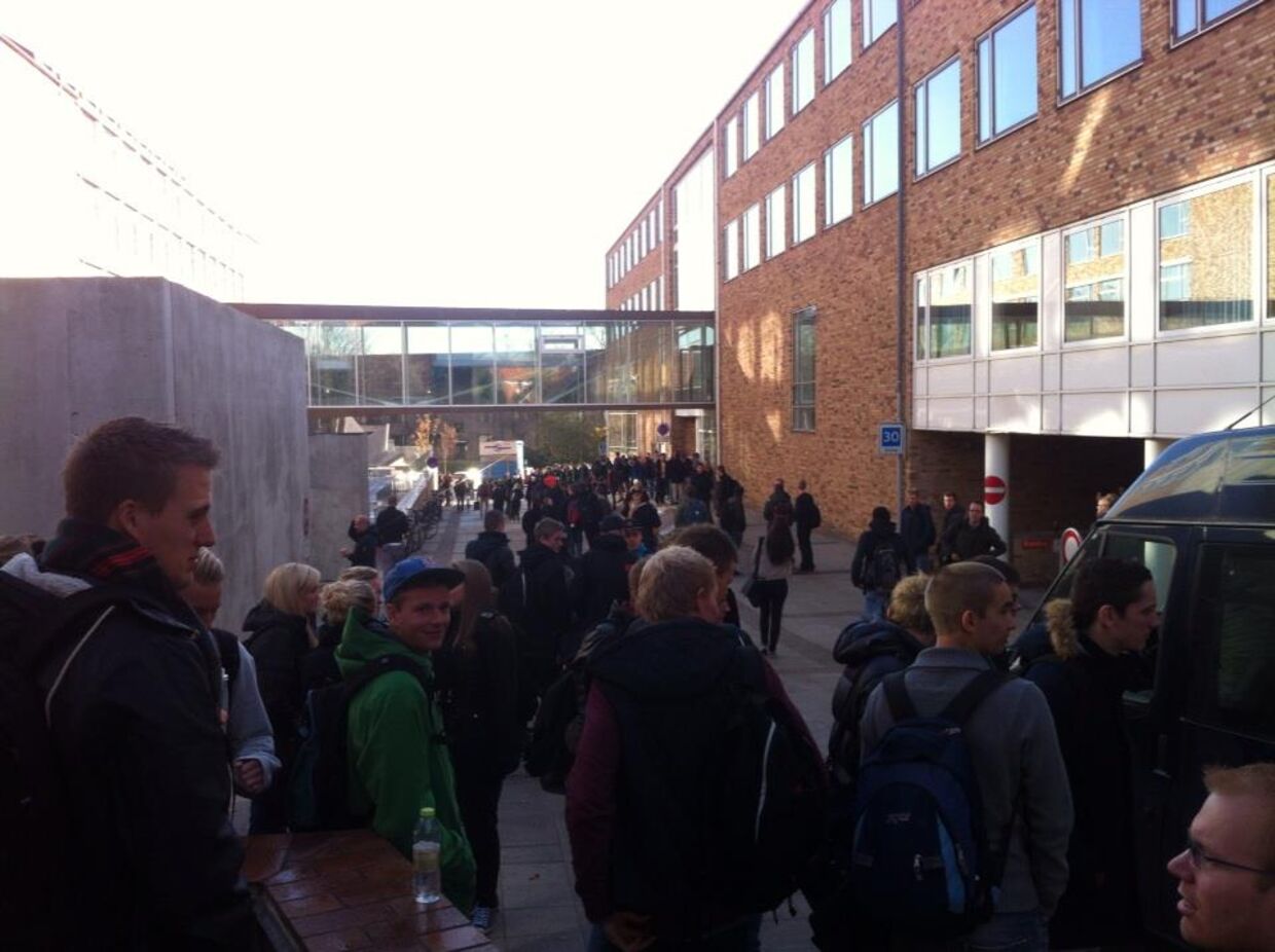 Eleverne på Aarhus Universitet på Fuglesangs Allé måtte en tur ud i kulden fredag formiddag, efter skolen modtog en bombetrussel.