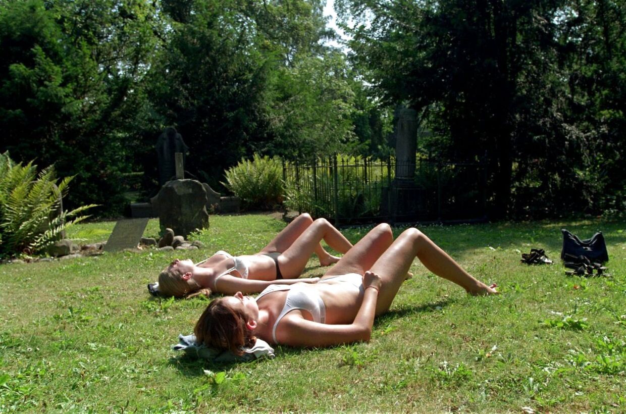 Den tidligere DF'er Søren Krarup og flere andre kirkefolk raser over, at kvinder solbader topløse på de danske kirkegårde. Billedet her er fra Assistenskirkegården på Nørrebro i København. (Foto: Bax Lindhardt, Scanpix)